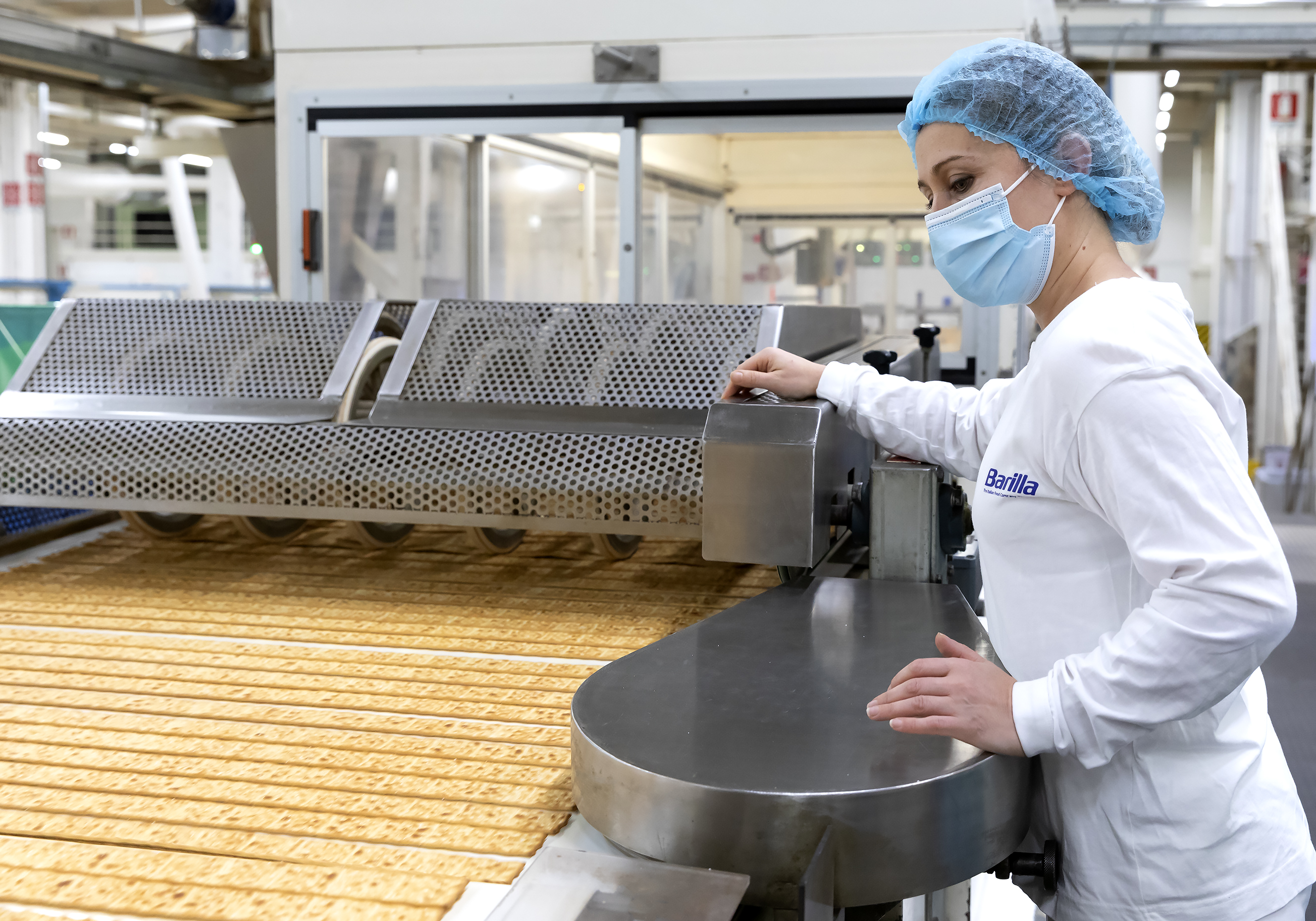 operatrice in uno stabilimento Barilla