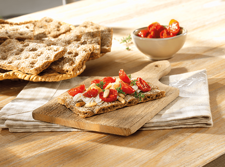 Wasa with tomato and pine nuts
