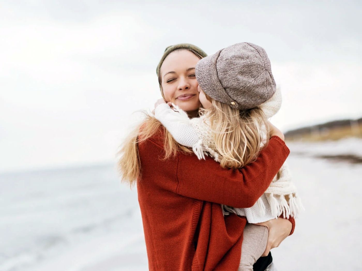 donna e bambina al mare